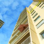 Façade d’un immeuble résidentiel à Bron avec balcons