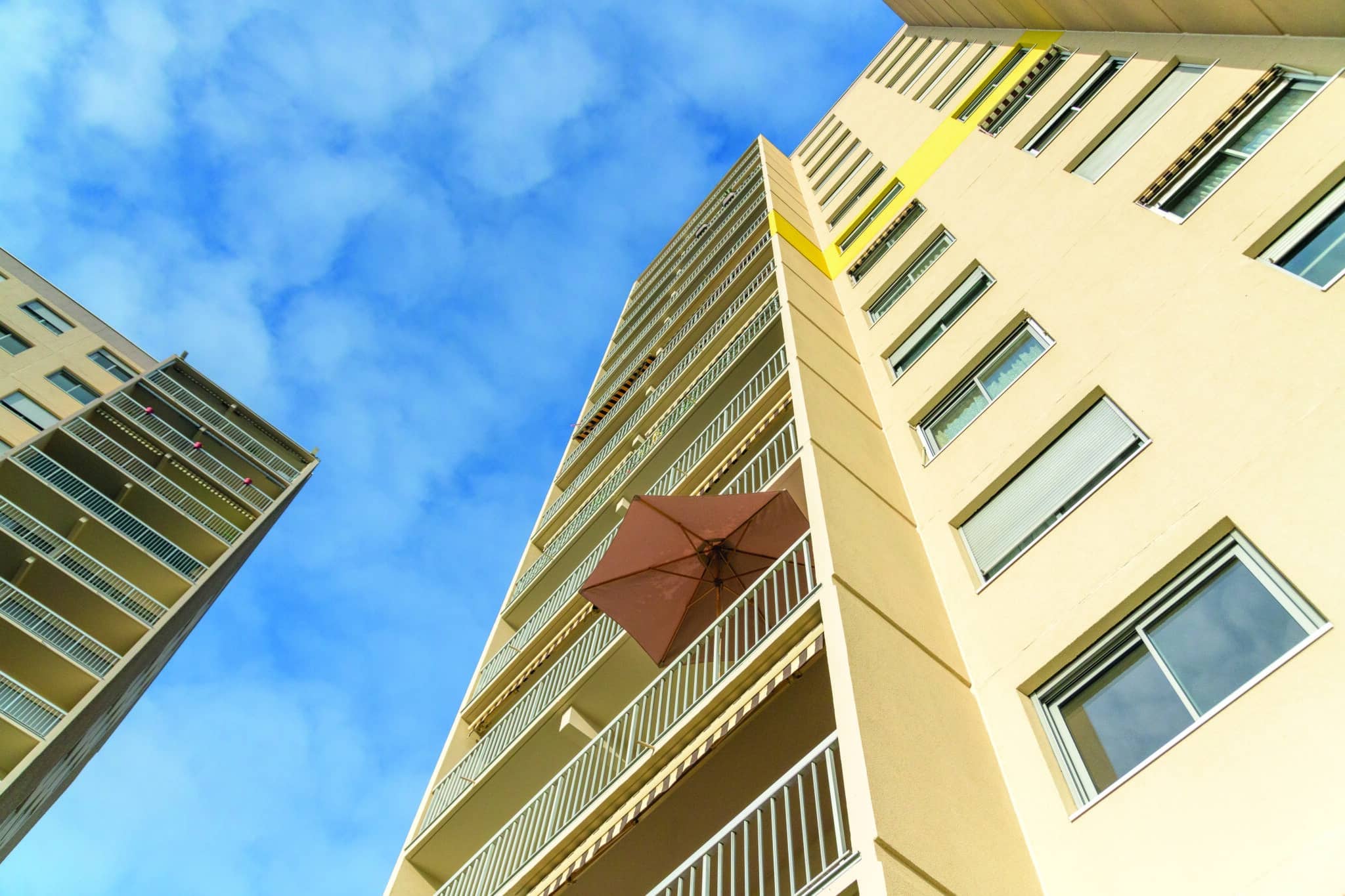 Façade d’un immeuble résidentiel à Bron avec balcons