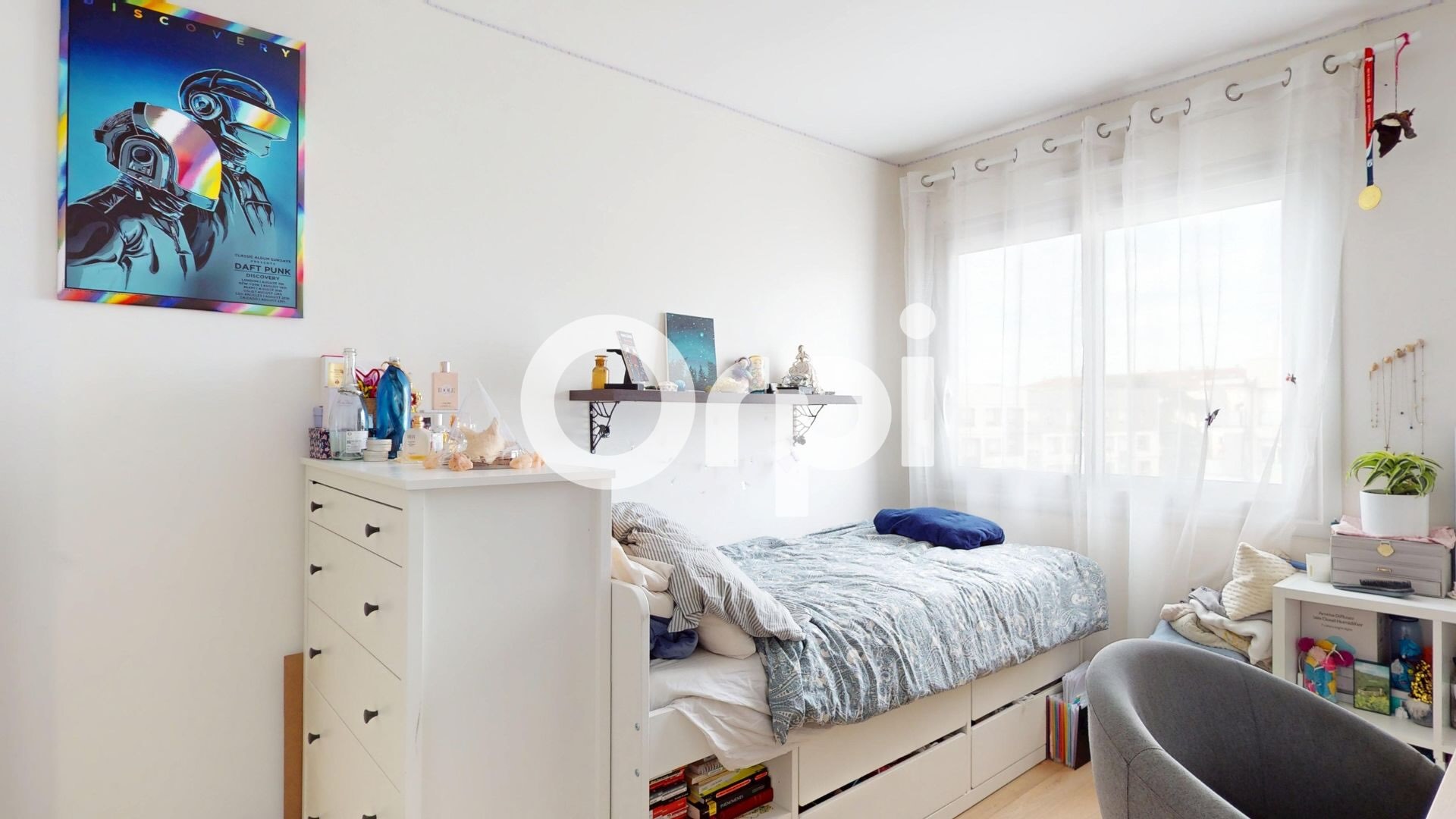 chambre à coucher avec un lit dans un appartement à Bron Rebufer