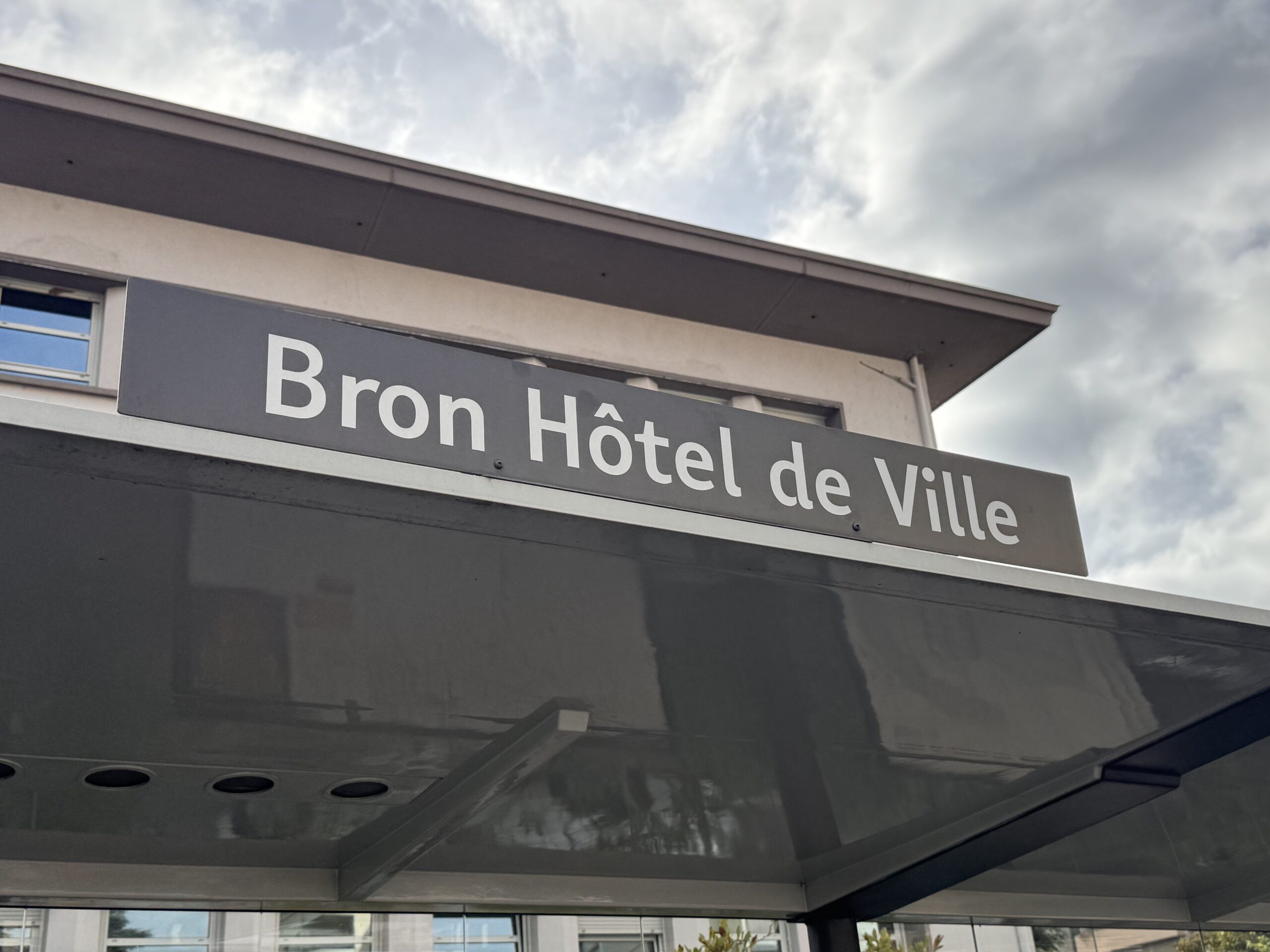 panneau de bus bron hôtel de ville
