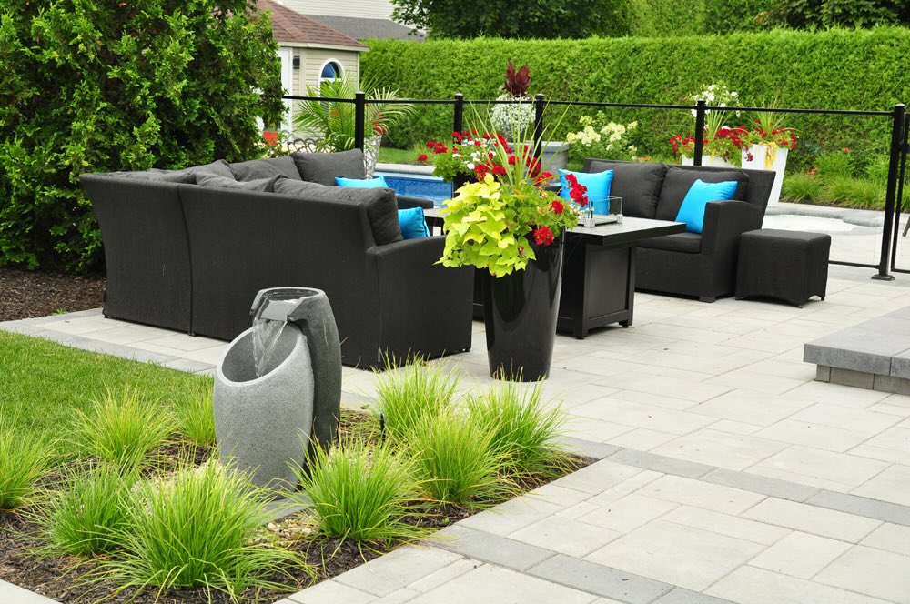 terrasse avec salon de jardin et plantes
