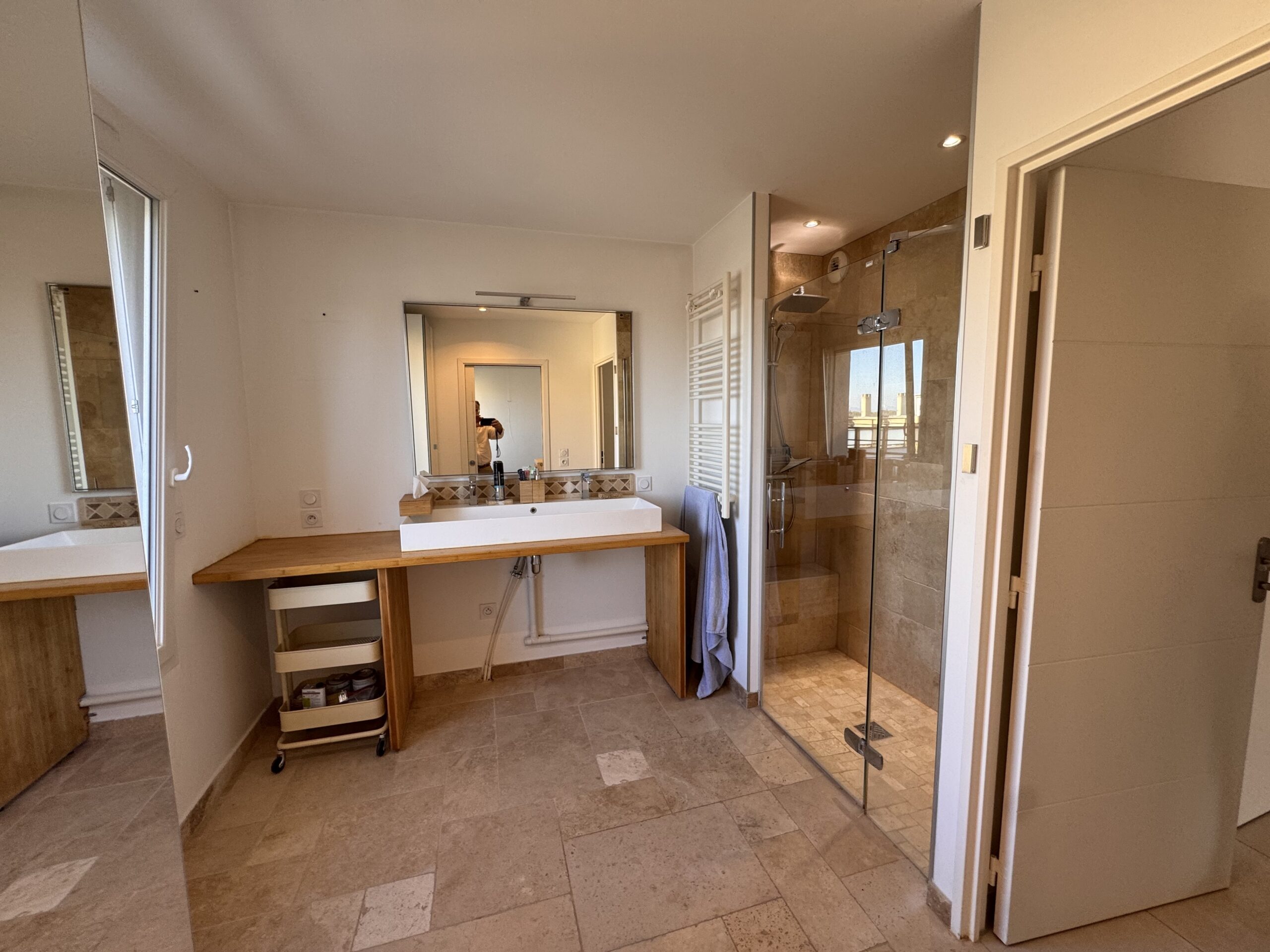 salle de bain dans une suite parentale à bron église