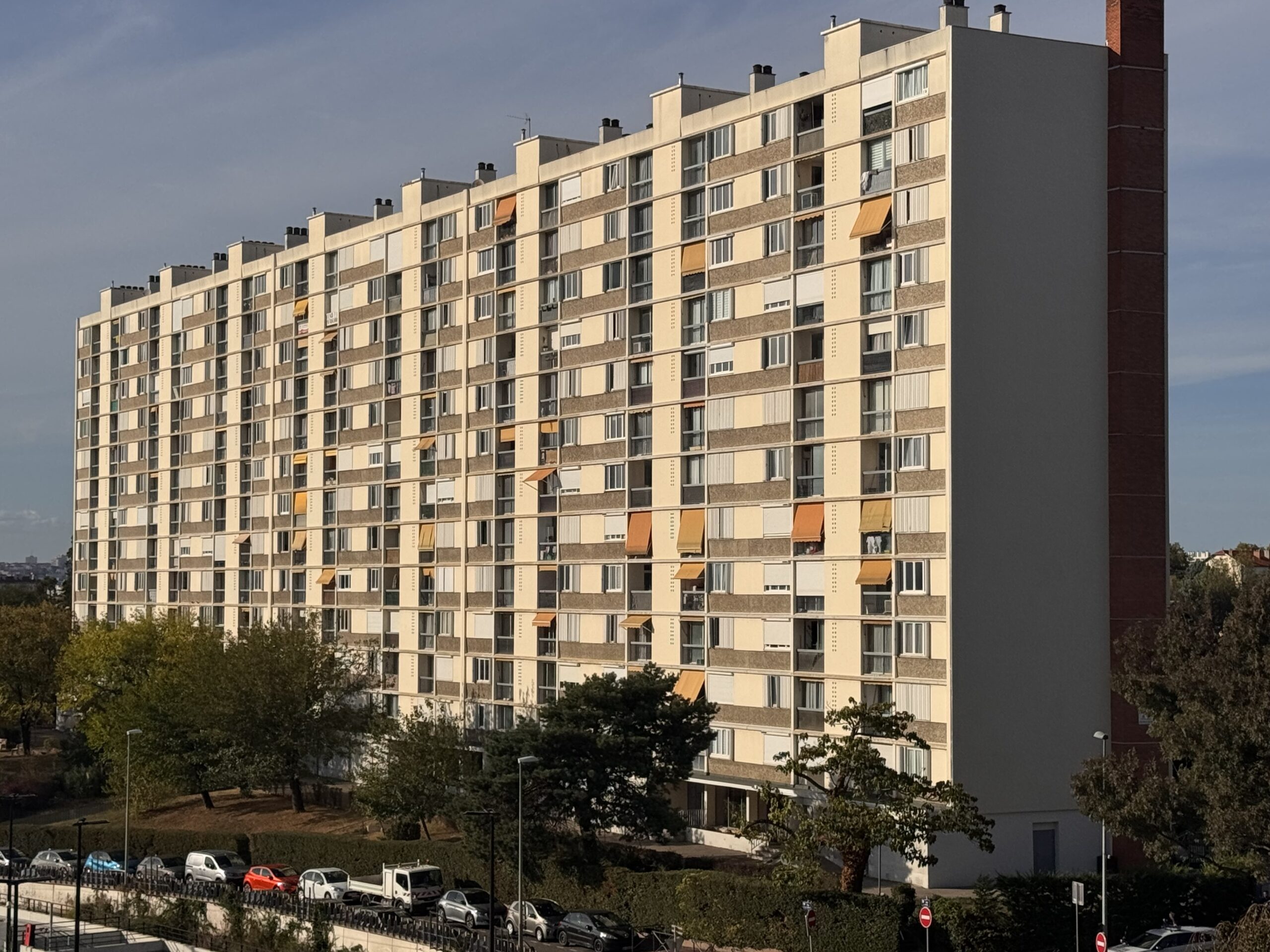 façade d'un immeuble à bron les essarts